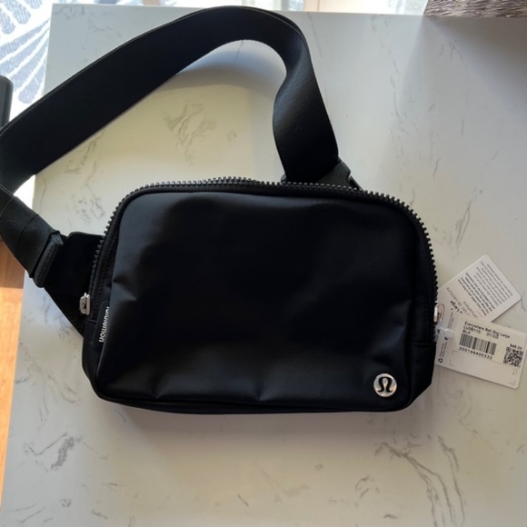 Brand New Large Everywhere Belt Bag in Black NWT - Picture 3 of 3